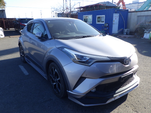 Toyota C-HR Hybrid photo 1