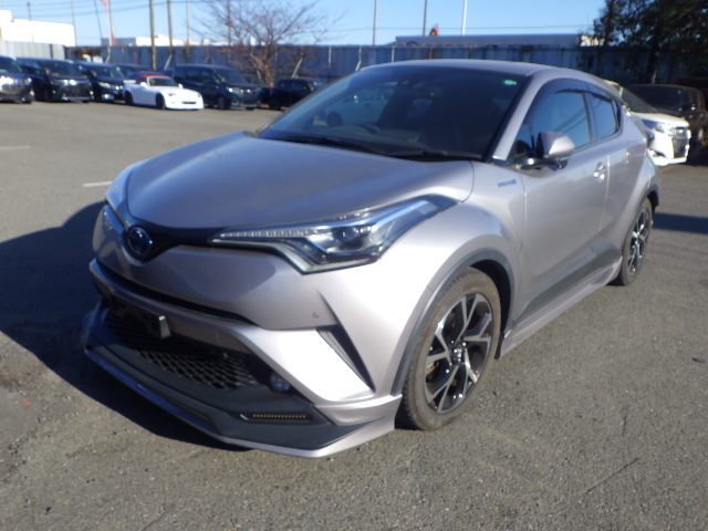Toyota C-HR Hybrid photo 2