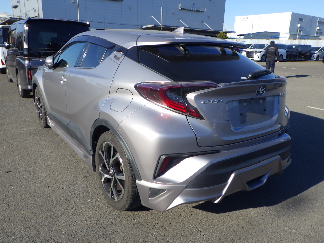 Toyota C-HR Hybrid photo 3