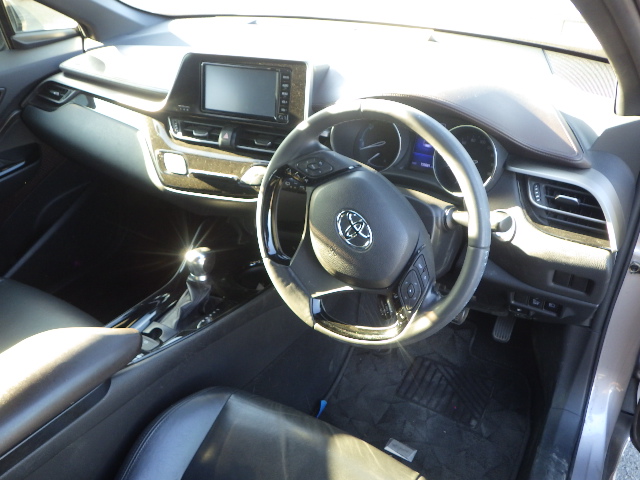 Toyota C-HR Hybrid photo 9